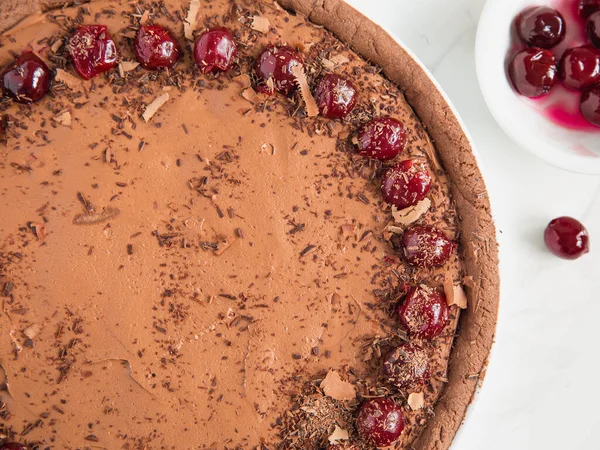 Tarte Chocolat Aux Cerises Sur Fond Clair Dessert Végétalien Chocolat — Photo