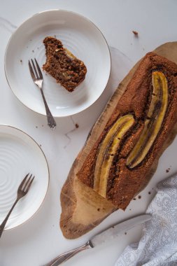 Ceviz ve tarçınlı ev yapımı muz ekmeği.. 