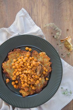 Parlak bir beckground 'da çıtır patatesli gözleme. Lezzetli ve sağlıklı vejetaryen öğle veya akşam yemeği.