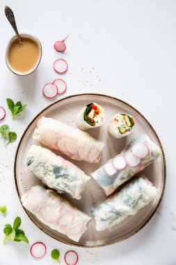 Pilav kağıdı, tofu, çiğ sebze ve hafif arkaplanlı soslu otlardan oluşan taze Asya böreği (Nem). Vietnam yemeği, vejetaryen.