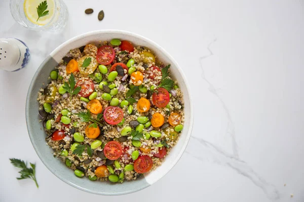 Quinoa Tabbouleh Tomatoes Edamame Red Onion Parsley Pumpkin Seeds Healthy — Stock Photo, Image