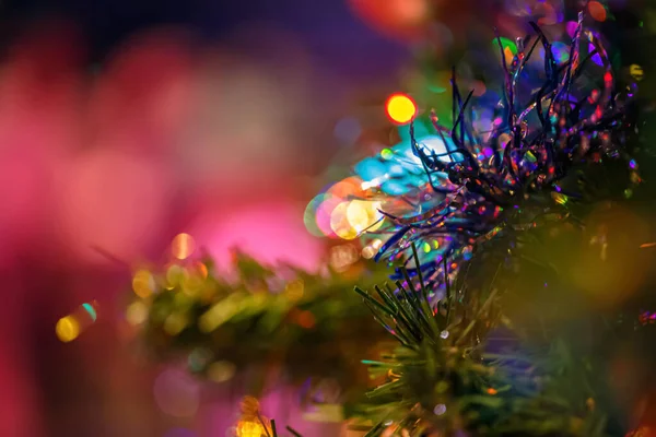 Fundo de Natal com ramo de pinho e belo bokeh brilhante colorido. Ano Novo. Profundidade de campo rasa. Foco suave — Fotografia de Stock