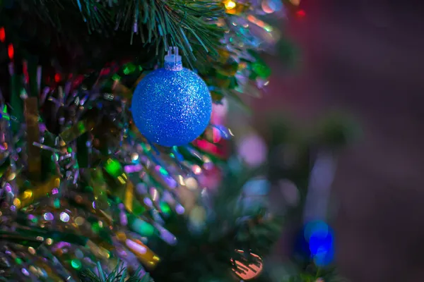 Bola de decorações festivas azuis na árvore de Natal e belo bokeh colorido de guirlanda brilhante. Espaço de cópia. — Fotografia de Stock