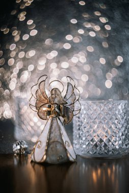 Noel dekoratif oyuncak meleği elinde bir kitapla ve Bokeh 'le birlikte güzel koyu bir arka planla.. 