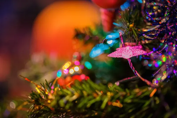 Natal, fundo de Ano Novo com ramo de pinho e belo bokeh brilhante colorido. Profundidade de campo rasa. Foco suave — Fotografia de Stock