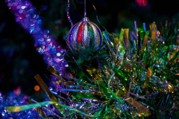 Decorazioni palline colorate sull'albero di Natale e bella ghirlanda. Copia spazio. — Foto Stock