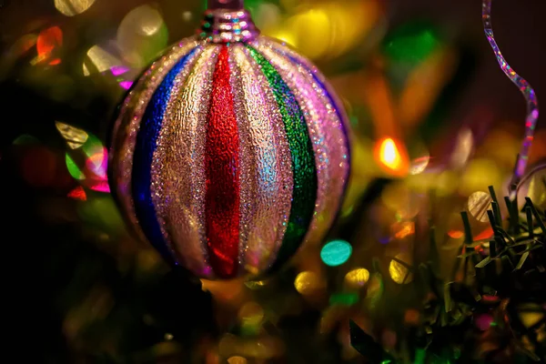 Bola de Natal colorida em uma árvore festiva. Bokeh. Fundo desfocado. Profundidade de campo rasa. Macro. Foco suave — Fotografia de Stock