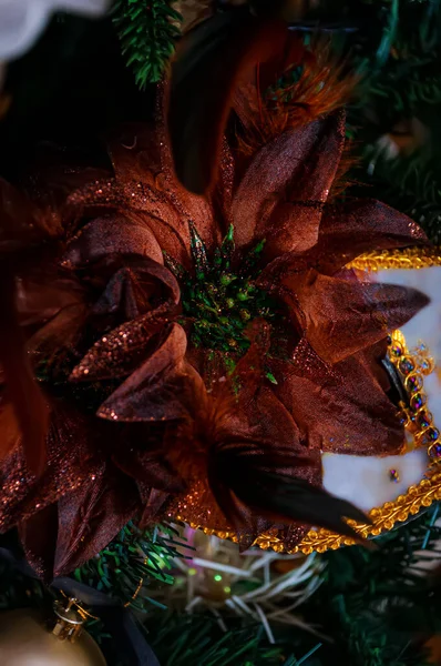 Krásná špičatá květina s jiskry na zdobeném vánočním stromečku. Žlutý bokeh. Jemné soustředění. Mělká hloubka pole. — Stock fotografie
