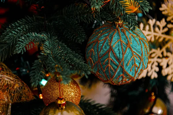 Boule verte de Noël sur un arbre de fête. Bokeh. Fond sombre et flou. Profondeur de champ faible. Macro. Concentration douce — Photo