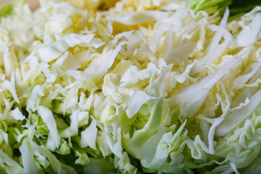 Arka plan dilimlenmiş taze çiğ lahana. Vejetaryen sağlıklı yiyecekler. Doğranmış lahana. Yüzeyin derinliği. Yakın plan..