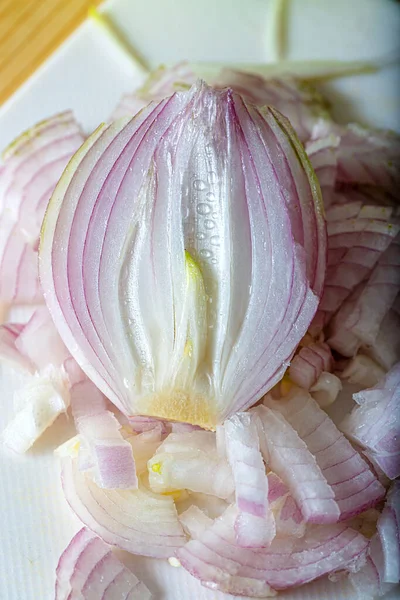 Draufsicht auf eine halbe rohe lila Zwiebel. Gehackte Zwiebel. Vegetarische gesunde Kost. Geringe Tiefenschärfe. — Stockfoto