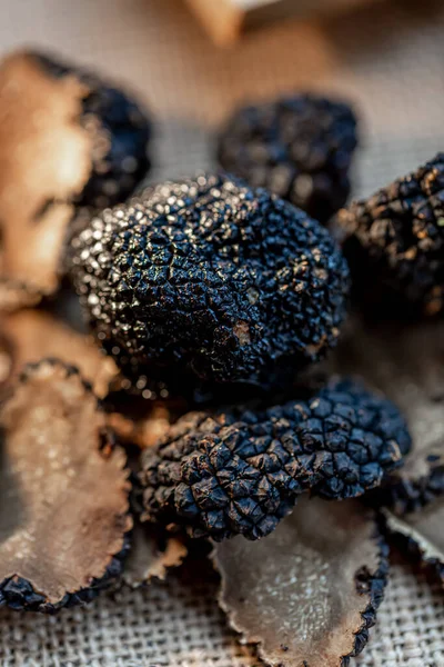 Deliciosas trufas crudas de San Juan. Champiñones en rodajas. Champiñones negros. Vista superior. Profundidad superficial del campo. —  Fotos de Stock