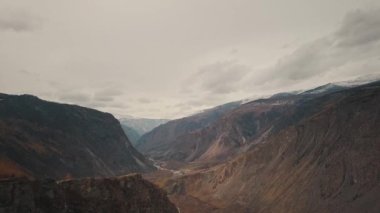 Katu Yaryk dağı Chulyshman Nehri vadisinde, Altai, Sibirya, Rusya. Büyük bir taş vadi, bir kanyon, dolambaçlı bir dağ nehri, tehlikeli bir yılan yolu. Özgürlük, yalnızlık