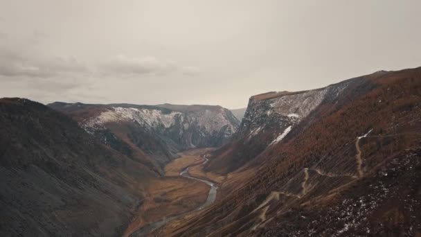 Гірський перевал Кату Ярик у долині річки Чулішман, Алтай, Сибір, Росія. Величезна кам'яна ущелина, каньйон, гірська звивиста річка, небезпечна звивиста дорога. Свобода, самотність — стокове відео