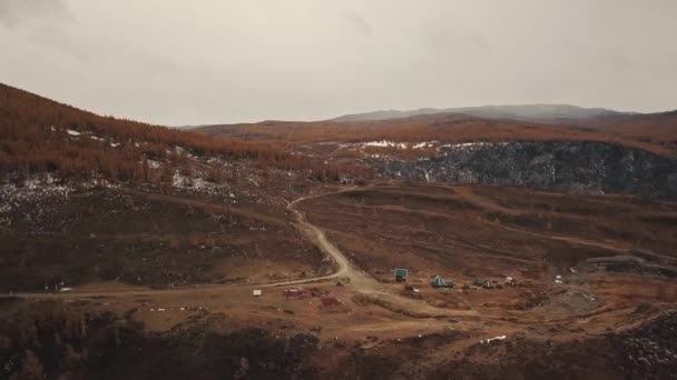 チャイルシュマン川、アルタイ、シベリア、ロシアの谷にカトゥヤリク山のパス。巨大な石の峡谷、峡谷、山の曲がりくねった川、危険な蛇紋岩の高速道路。自由孤独 — ストック動画