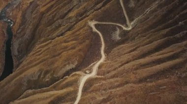 Katu Yaryk dağı Chulyshman Nehri vadisinde, Altai, Sibirya, Rusya. Tehlikeli boş bir yılan yolu, büyük bir taş vadi, bir kanyon, dolambaçlı bir nehir. Özgürlük