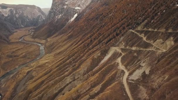 Katu Yaryk paso de montaña en el valle del río Chulyshman, Altai, Siberia, Rusia. Una peligrosa carretera serpenteante vacía, un enorme desfiladero de piedra, un cañón, un río serpenteante de montaña. Libertad — Vídeo de stock