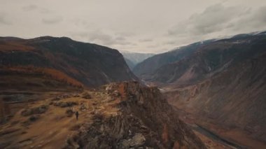 Katu Yaryk dağı Chulyshman Nehri vadisinde, Altai, Sibirya, Rusya. Büyük bir taş vadi, bir kanyon, dolambaçlı bir dağ nehri, tehlikeli bir yılan yolu. Özgürlük, yalnızlık