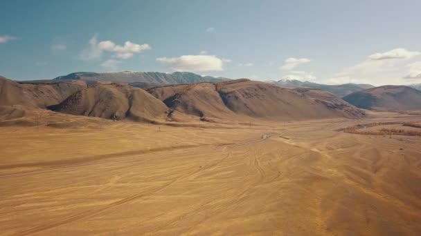阿尔泰共和国，西伯利亚，俄罗斯一片空旷的黄色野地，巨大的石山映衬在空中俯瞰着美丽的阿尔泰领地秋天的野生动物 — 图库视频影像