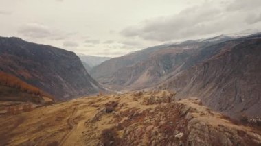 Katu Yaryk dağı Chulyshman Nehri vadisinde, Altai, Sibirya, Rusya. Büyük bir taş vadi, bir kanyon, dolambaçlı bir dağ nehri, tehlikeli bir yılan yolu. Özgürlük, yalnızlık