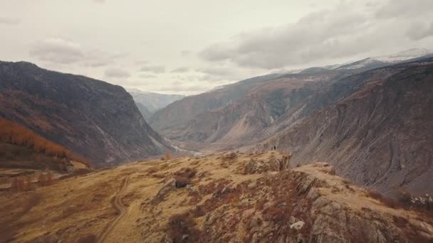 チャイルシュマン川、アルタイ、シベリア、ロシアの谷にカトゥヤリク山のパス。巨大な石の峡谷、峡谷、山の曲がりくねった川、危険な蛇紋岩の高速道路。自由孤独 — ストック動画