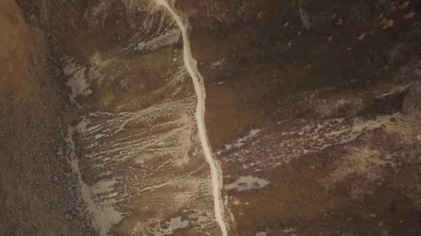 チャイルシュマン川、アルタイ、シベリア、ロシアの谷にカトゥヤリク山のパス。巨大な石の峡谷、峡谷、山の曲がりくねった川、危険な蛇紋岩の高速道路。自由孤独 — ストック動画
