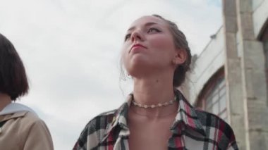 Sahnenin önünde dans eden bir kız, Stereoleto Yaz Müzik Festivali, St. Petersburg, Sevkabel 2020 'de müzik hayranları arasında müzik dinlemekten hoşlanıyor. Parti, yaz havası, arkadaşlık, gençlik