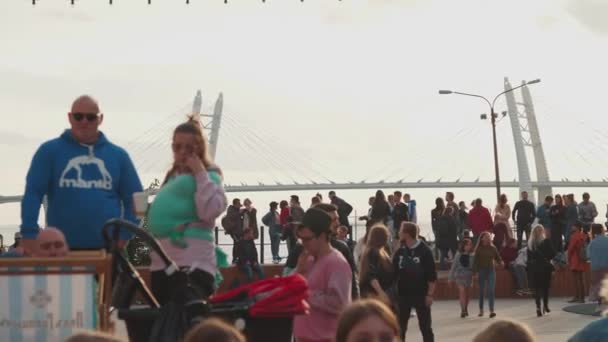 The general atmosphere at the Stereoleto Summer Music Festival, Saint Petersburg, Sevkabel 2020. Passing people, visitors, party, summer atmosphere, friendship, youth — Stockvideo