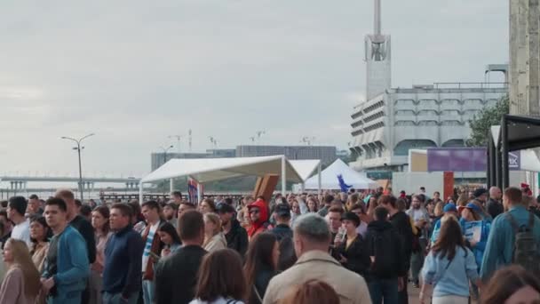 Atmosfer umum pada Festival Musik Musim Panas Stereoleto, Saint Petersburg, Sevkabel 2020. Melewati orang, pengunjung, pesta, suasana musim panas, persahabatan, pemuda — Stok Video