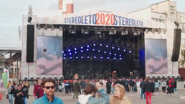 Unga fans dansar framför scenen och njuter av musik på Stereoleto Summer Music Festival, St Petersburg, Sevkabel 2020. Fest, sommarkänsla, vänskap, ungdom — Stockvideo