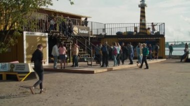 Stereoleto Yaz Müzik Festivali 'nin genel atmosferi, Saint Petersburg, Sevkabel 2020. Geçen insanlar, ziyaretçiler, parti, yaz atmosferi, arkadaşlık, gençlik