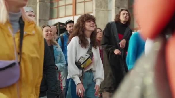 A crowd of young people, fans dancing in front of the stage, enjoying music at the Stereoleto Summer Music Festival, St. Petersburg, Sevkabel 2020. Party, summer vibe, friendship, youth — Stock Video