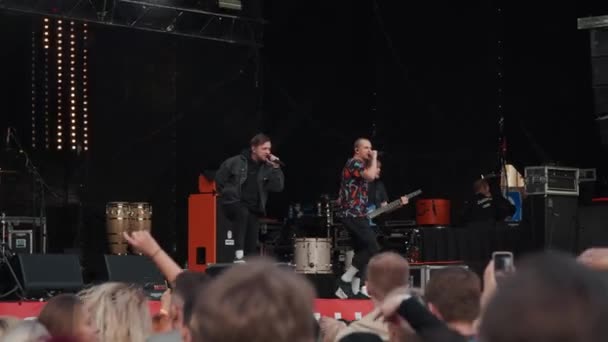 Young fans dance in front of the stage, enjoying music at the Stereoleto Summer Music Festival, St. Petersburg, Sevkabel 2020. Party, summer vibe, friendship, youth — 图库视频影像