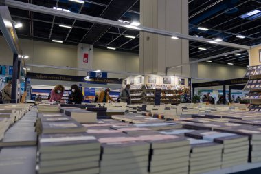 Camilleris polisiye romanlarıyla ünlü yayıncı Sellerio tarafından sergilenen kitap yığınları.