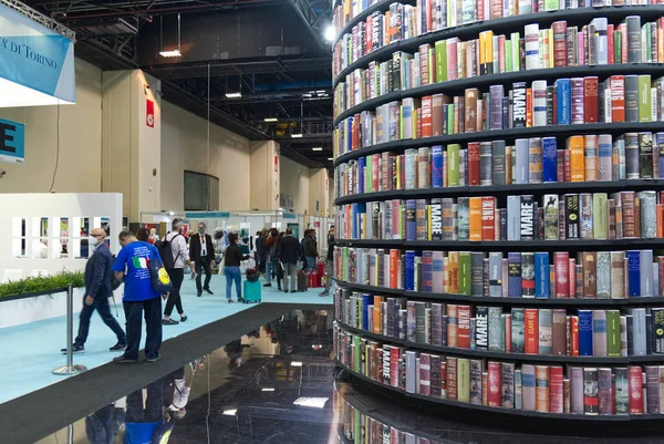 International Book Fair, Turin, Italien - 14 oktober 2021: den stora kolumnen full av böcker vid ingången till utställningen Stockfoto