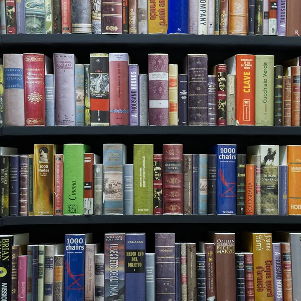 Turin Book Fair, Italy - 14 October 2021: the book shelf used as a partition at the entrance of the exhibition — Stock Photo, Image