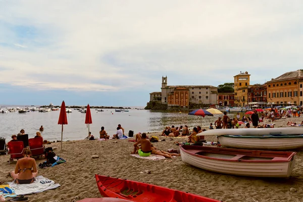 Сестри Леванте, Италия - 3 сентября 2021 года: Купальщики в красивом заливе тишины, символ города — стоковое фото