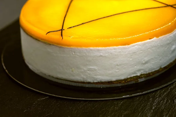 Close-up of an artisanal cheese cake with passion fruit jelly — Stock Photo, Image