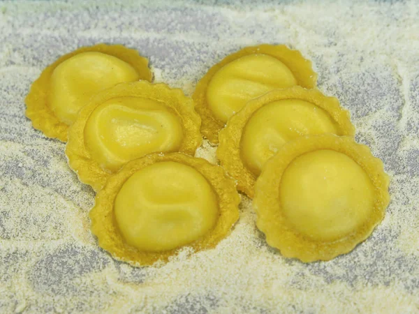 Sammansättningen av sex handgjorda ravioli — Stockfoto