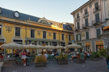 Alessandria: Aperatif için şehir merkezindeki bir kafede oturan insanlar