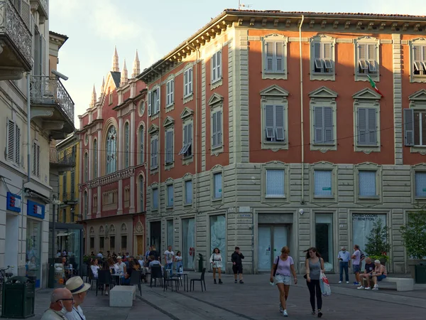Alessandria, Italia - 26 de agosto de 2021: fachadas de palacios del siglo XIX en la plaza del mercado —  Fotos de Stock