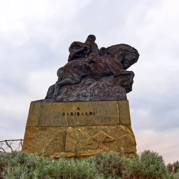 Equestrian monument to the italian hero Giuseppe Garibaldi — Stock Photo, Image