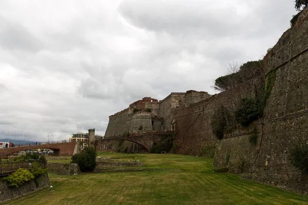 Savona, Italien. Blick auf die mächtigen Mauern der Festung Priamar, die 1542 erbaut wurde, um den Zugang zum Hafen zu verteidigen. — Stockfoto