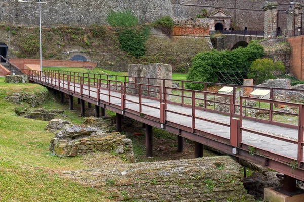 Museumconcept: een hangbrug voor bezoek en behoud van romaanse ruïnes Stockfoto