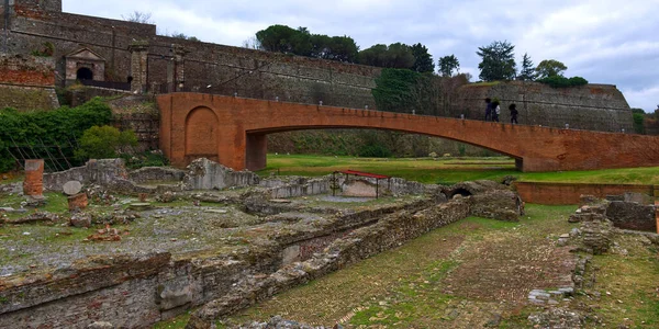 Concept de musée : une passerelle suspendue pour permettre la visite et la conservation des ruines romanes Images De Stock Libres De Droits