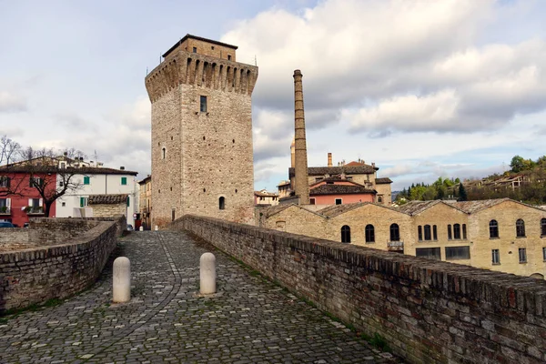 Fermignano, Italien: panoramautsikt över det romanska tornet och bron över metaurofloden. — Stockfoto
