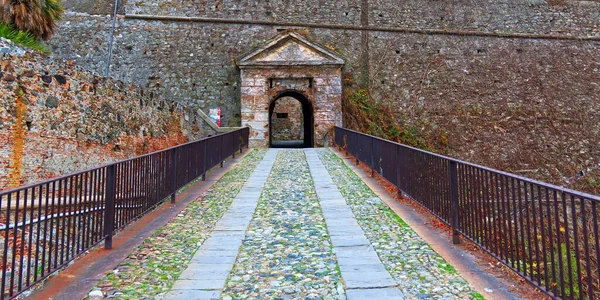 Πύλη ενός πέτρινου κάστρου στον πυθμένα μιας πλακόστρωτης γέφυρας — Φωτογραφία Αρχείου