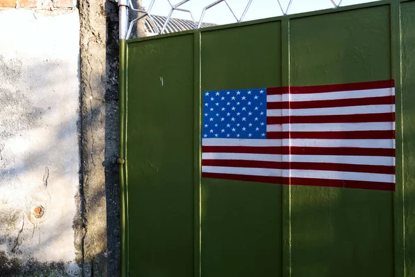 Ordu konsepti: Amerikan bayrağı boyalı yeşil bir demir kapı