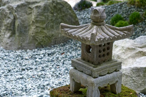 Sten tempel i en zen trädgård — Stockfoto