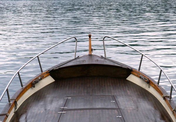 Båge av en vintage motorbåt i fint trä Stockfoto